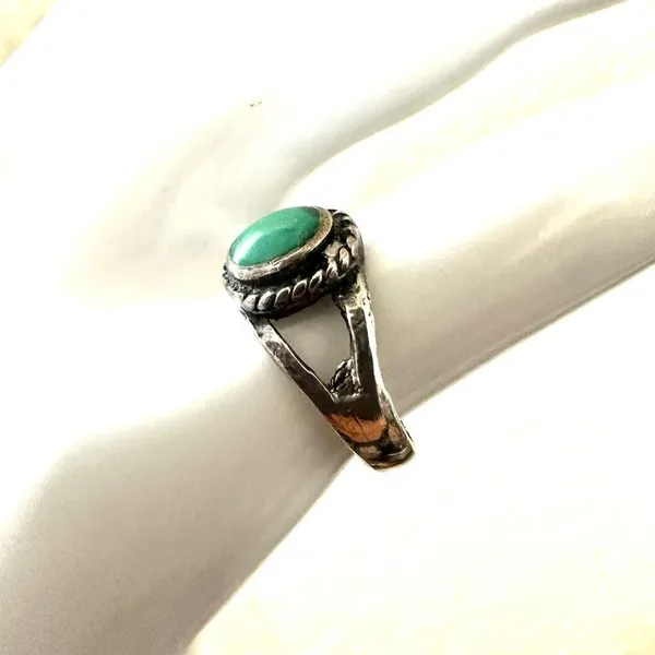 Sterling silver green stone ring Silver - Image 2
