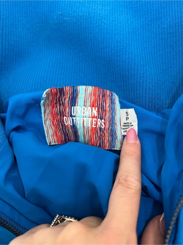 Urban Outfitters Vibrant Blue UO Lily Crop Puffer Jacket Size Small - Image 4