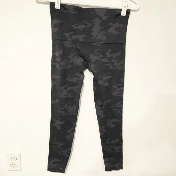 Spanx Women's Look At Me Now Seamless‎ Leggings Camo Black Gray Size Medium - Image 4