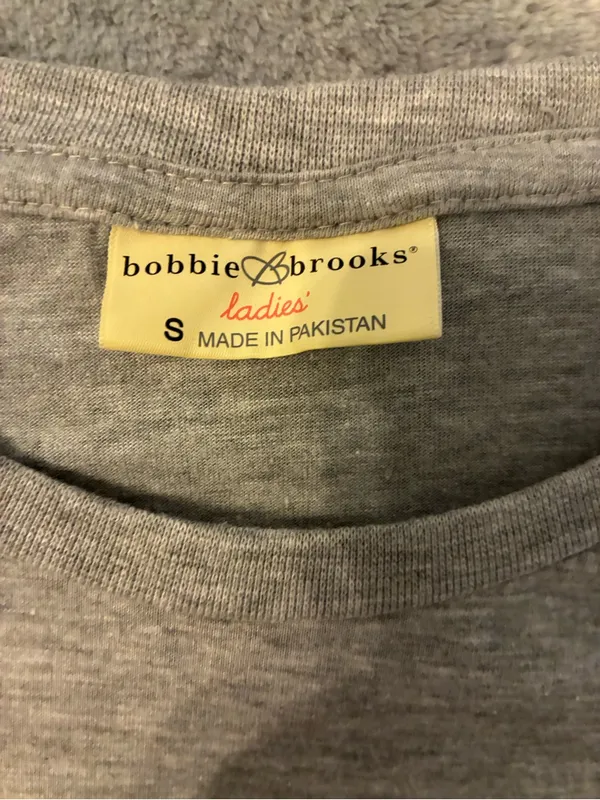 Women’s Bobbie Brooks Grey 'Be Kind' Graphic Tee Size Small - Image 2