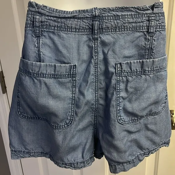 American Eagle Blue High Rise Button Down Pleated Pocketed Mom Shorts- Size 14 - Image 6