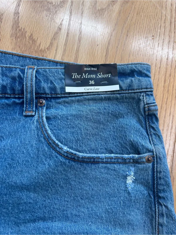 NWT Abercrombie High Rise The Mom Short Curve Love Denim Cutoff Shorts‎ Size 36 - Image 4
