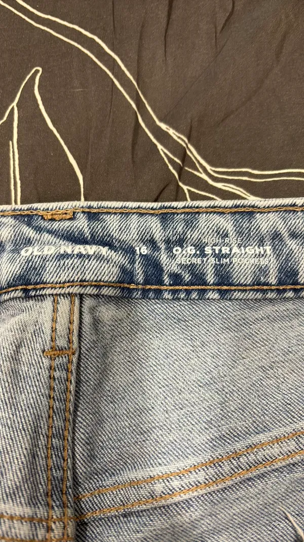 Old Navy light wash mom jeans - Image 2