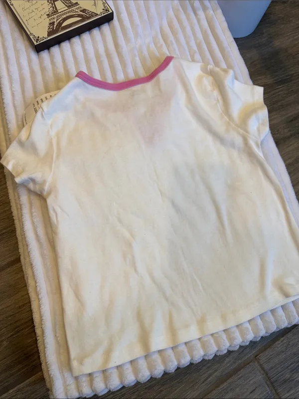 🩷Brandy Melville women's white top features a pink V-notch neckline - Image 6