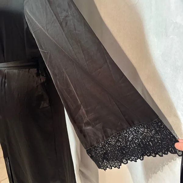 SO Black Lace Detail Robe - Image 5
