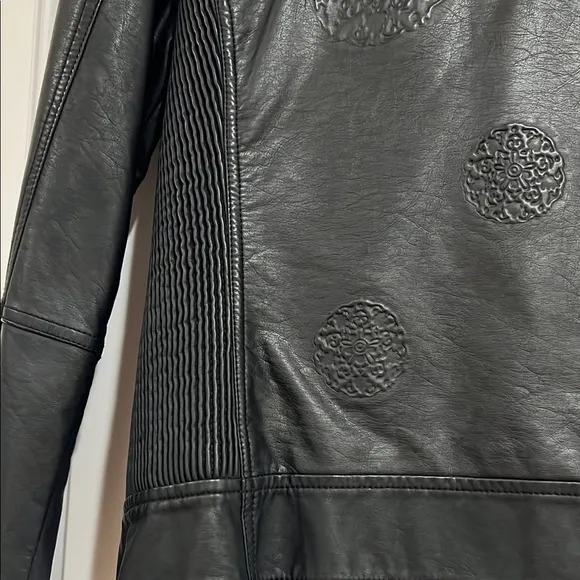 Montanaco‎ Black Women's medium faux leather Jacket with embossed design - Image 7