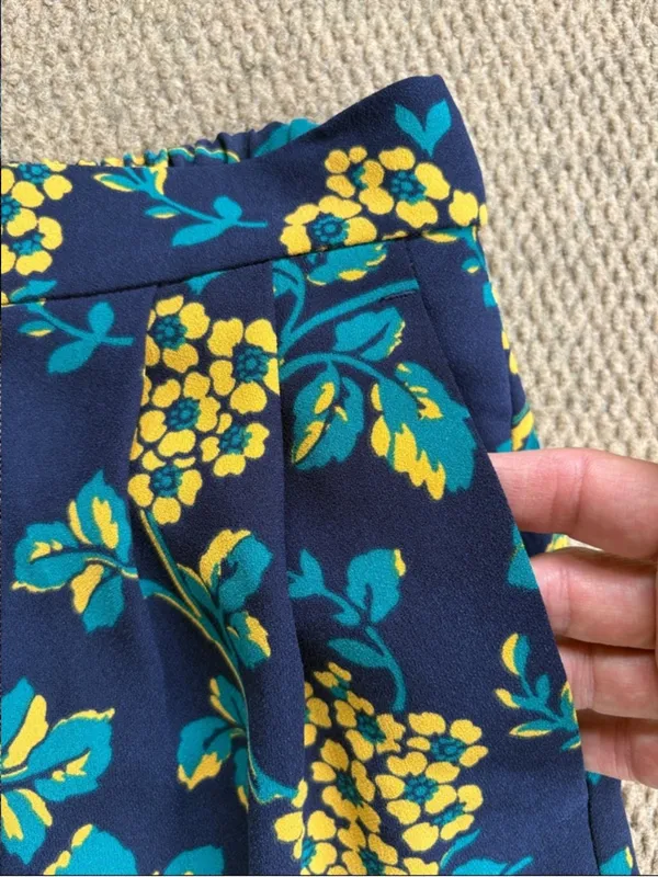 Like New J. Crew Floral Cropped Wide Leg Pants Size Small - Image 4