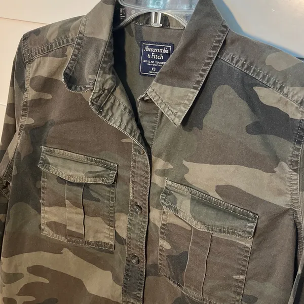 Abercrombie and Fitch Women’s Camo Button Down Shirt Size XS - Image 4