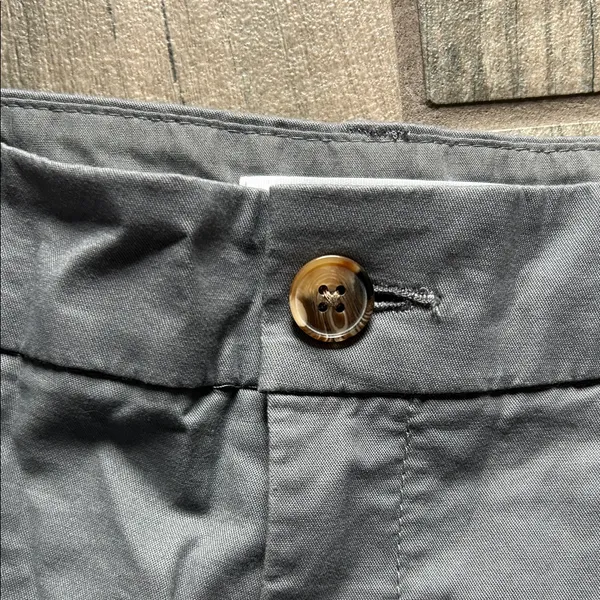 Old Navy Women's Charcoal Cargo Shorts - Image 4