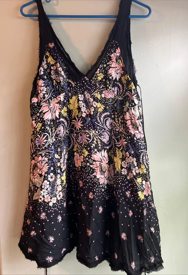 Gorgeous V Neck Floral Sleeveless Flare Mini Dress Black - Image 2