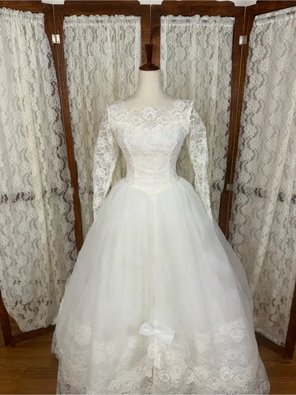 Fabulous Vintage 1950s Tiered Cupcake Lace Wedding Gown - Image 3