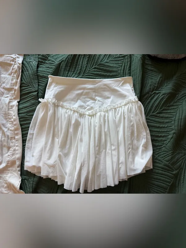 White Flowy Tennis Skirt Size XL - Image 4