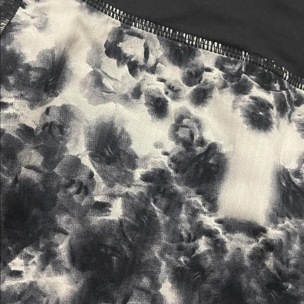 Lululemon Black Roses Speed Up Short Size 6 Black and white - Image 2