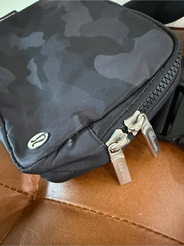 Lululemon Everywhere Large Camo Belt Bag 2L Grey Black Camouflage Unisex - Image 7