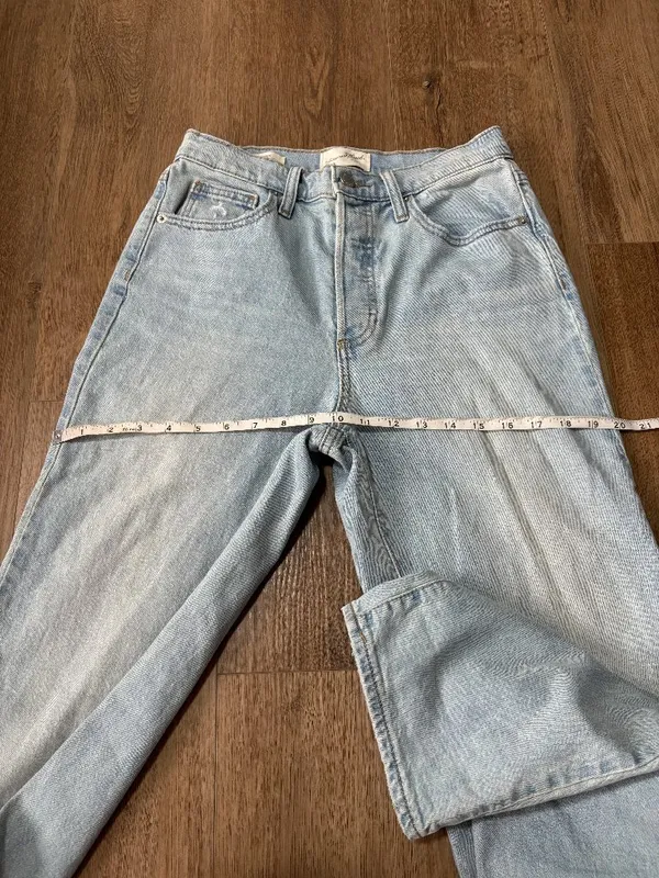Universal Threads 90s High Rise Straight Jean - Size 4 - Image 5