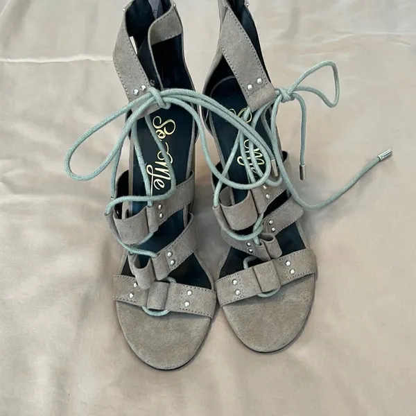 So Me Sydney sz9 4.5” block heel tan suede like sandals minimal signs of wear - Image 2