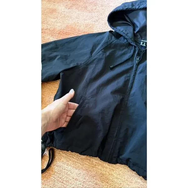 Forever 21 Black Cropped Hooded Windbreaker Jacket Size M - Image 3