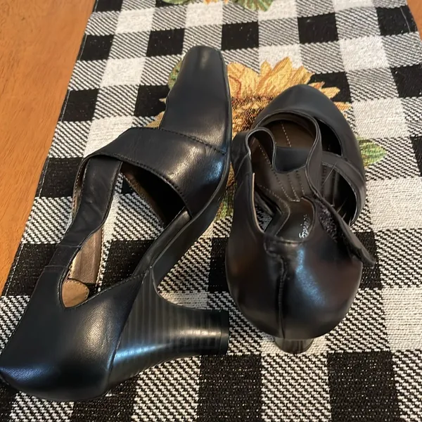 Easy Spirit Easy stride heels with Velcro closure - Image 6