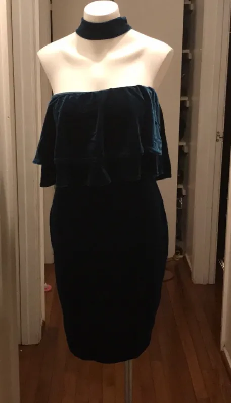 Women’s size Medium velvet like Nice body con fitting dress.Dark green - Image 7