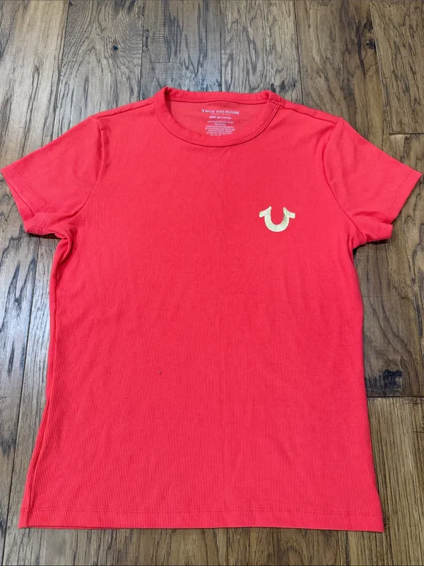 True Religion NWOT Red Ribbed Crystal Design Tshirt size Medium - Image 2