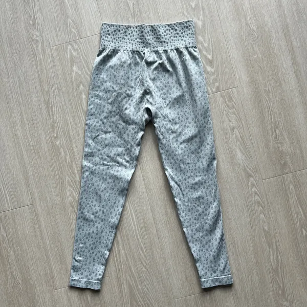AYBL Leggings Womens Medium Scrunch Bottom Leopard Print Gray - Image 2