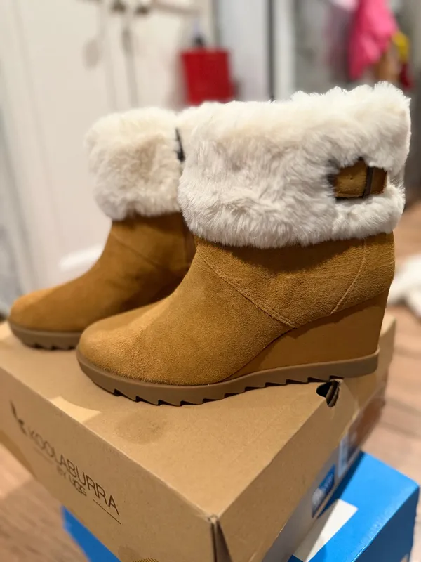 Koolaburra by UGG Elladine wedges booties with white faux fur trim, size US 7.5 - Image 2