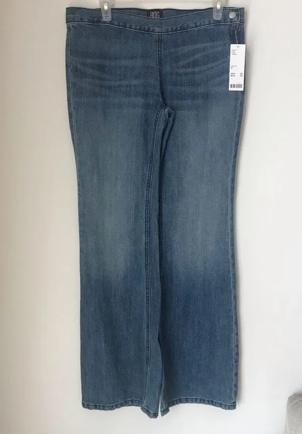 BDG Bella Low-Rise Flare Jeans - Image 4