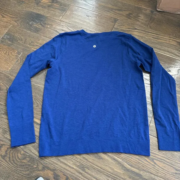 Lululemon Women's Size 6 Long Sleeve - Image 3