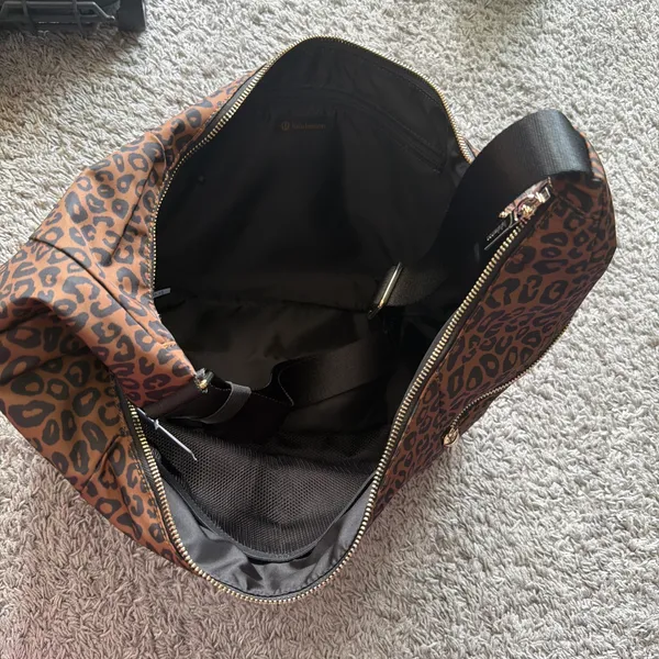 Lululemon leepoard slouchy sling bag  - Image 4