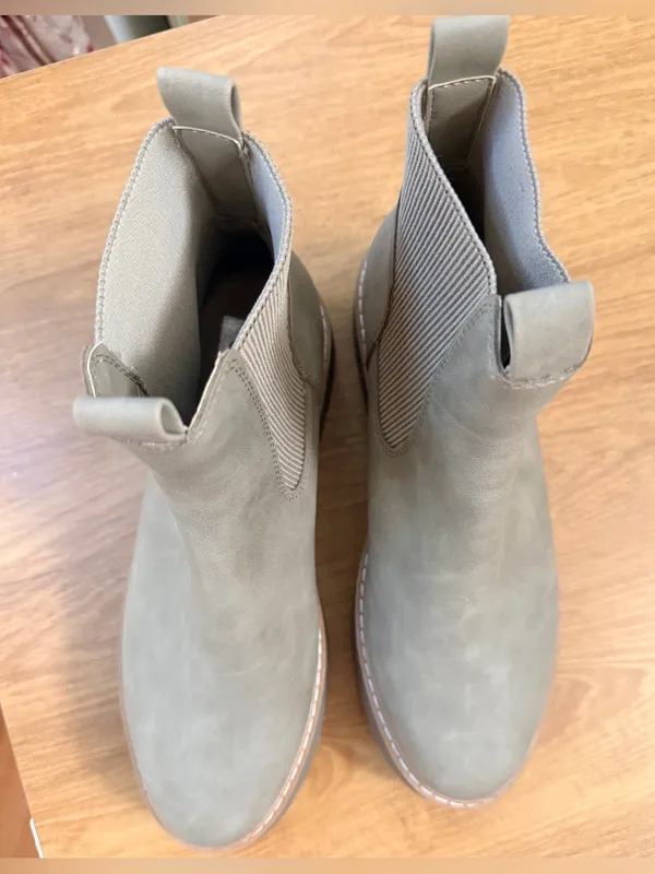 Dolce Vita Leigha Chelsea Ankle Boots – Light Grey / Stone Faux Leather Size 9 - Image 4