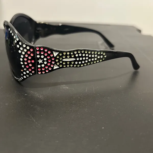 Elegant Black Sunglasses - Image 4