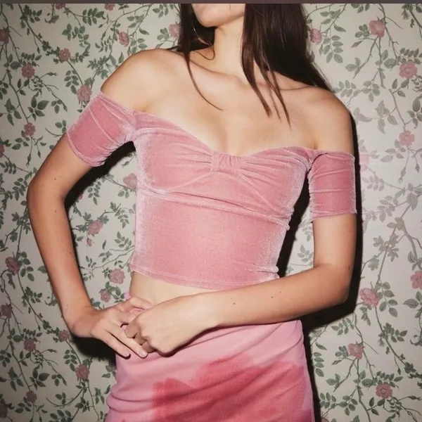 Kimchi Blue UO Esme Pink Velvet Off The Shoulder Knot Front Crop Top Wmns Medium - Image 2