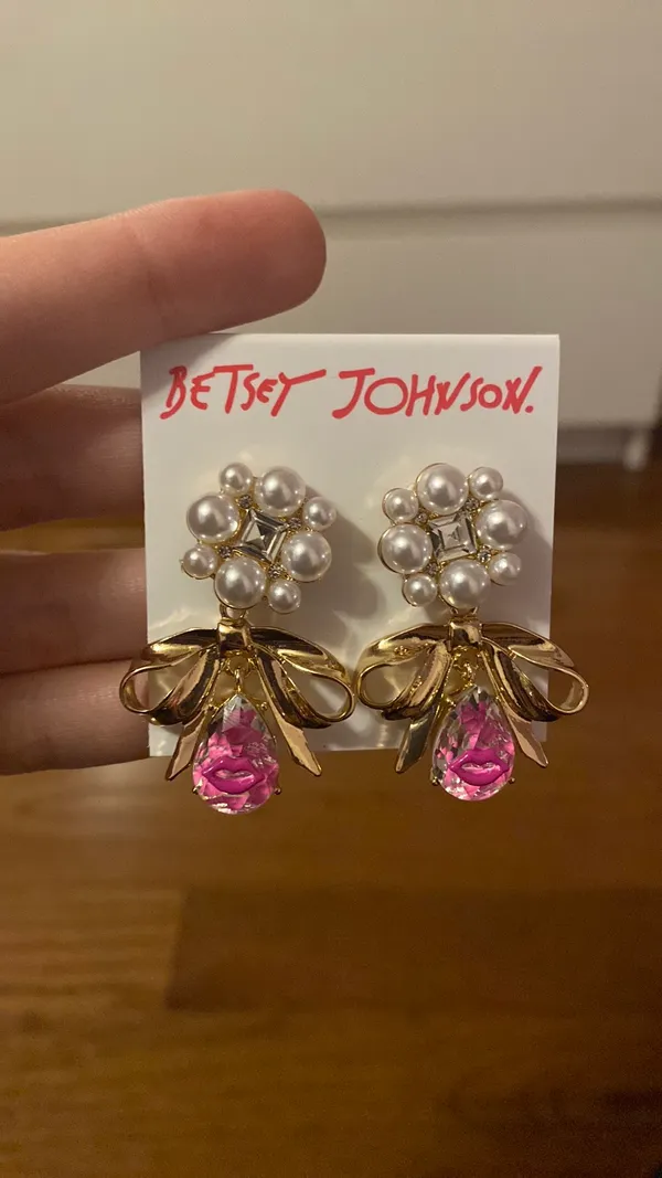 Betsey Johnson NWT gold tone bow pearl drop earrings with little pink lips - Image 3