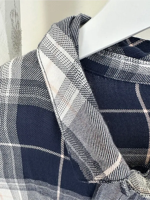 Sanctuary Women’s Navy & White Plaid Button-Up Roll Tab Shirt Size Large - Image 3