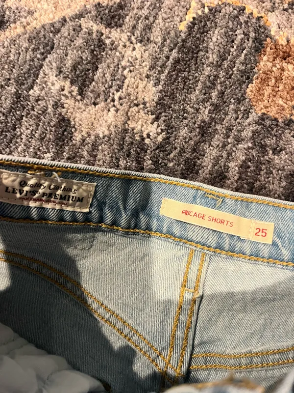 Women’s Levi’s ribcage distressed Jean shorts - Image 4