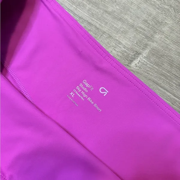 •Gap Fit• Studio Sky High Bike Shorts - Image 3