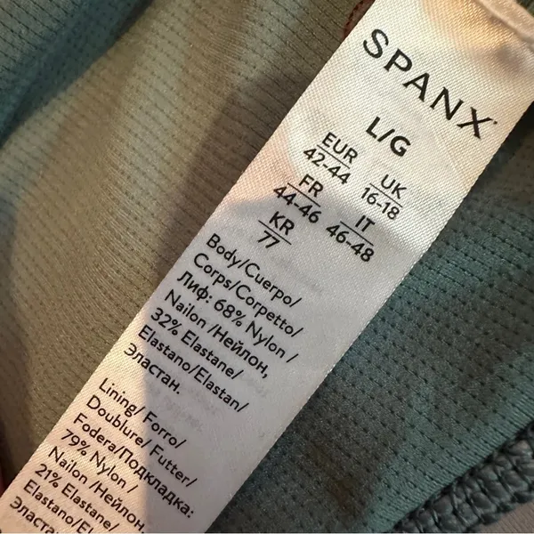 Spanx Low Impact Support Multi Camo Print Scoop‎ Neck Sports Bra Sz L - Image 4