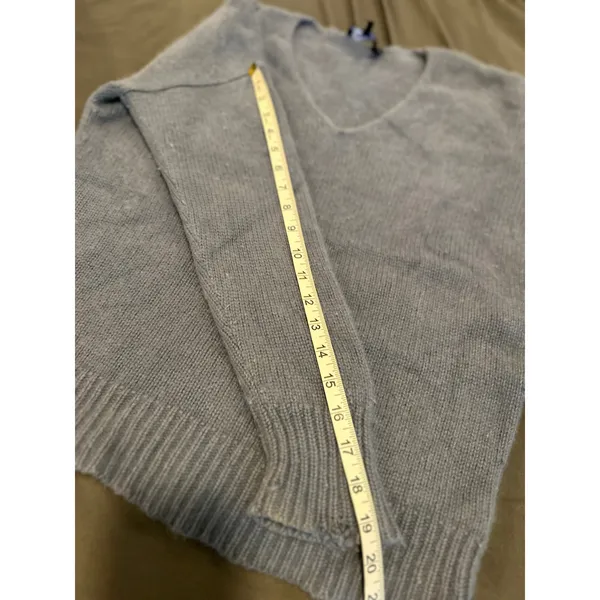 Theory 100% Cashmere V-Neck Pullover Blue fuzzy Relaxed Quiet Luxury Sweater - Image 4