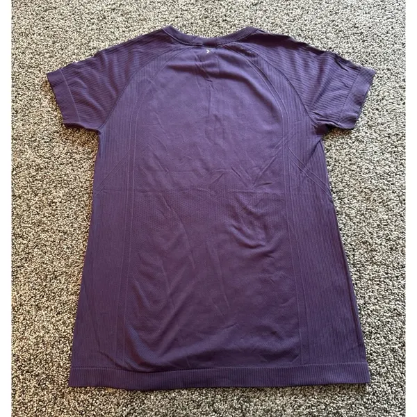 Old Navy Women's Purple Fluid Seamless Go Dry Tee Size Small - Image 7