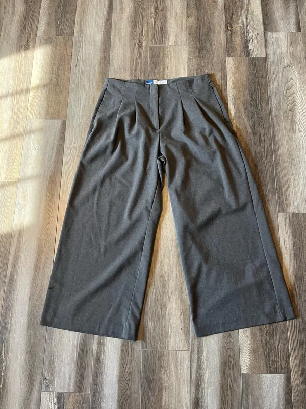 Old Navy Extra High Rise Wide Leg Trousers in Grey Melange - Image 2