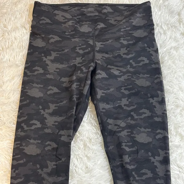 Fabletics Camo Leggings Black Grey Activewear Workout Athleisure Size M - Image 3