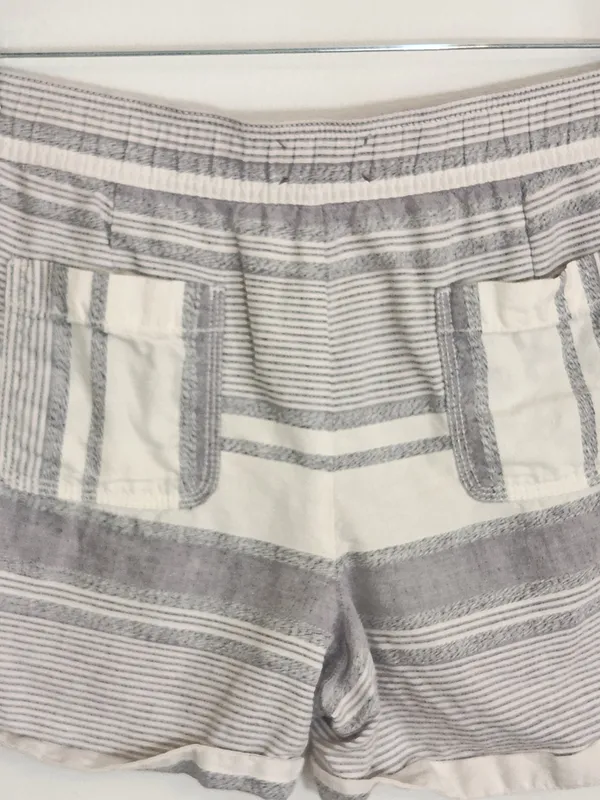 Lou and Grey Linen Blend Off-White and Light Blue Striped Shorts Size Medium - Image 5