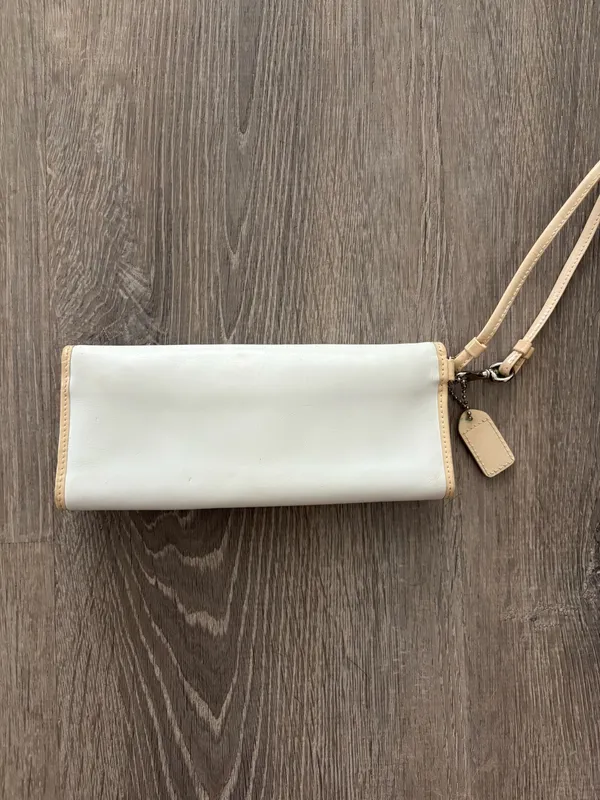 Vintage Y2k Coach White and Beige Buckle Leather Slim Wristlet Wallet - Image 8