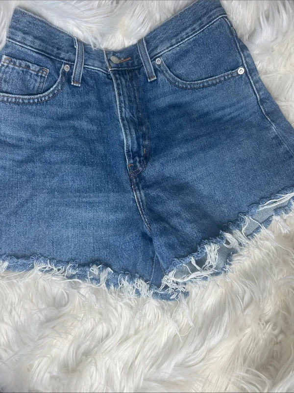 Levi's Shorts Women's Size 28 High Waisted Mom Shorts Frayed Hem Medium Wash - Image 5