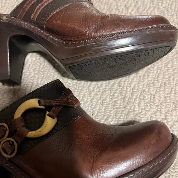 Brown Leather Heels with Decorative Strap Size 6.5 - Image 4