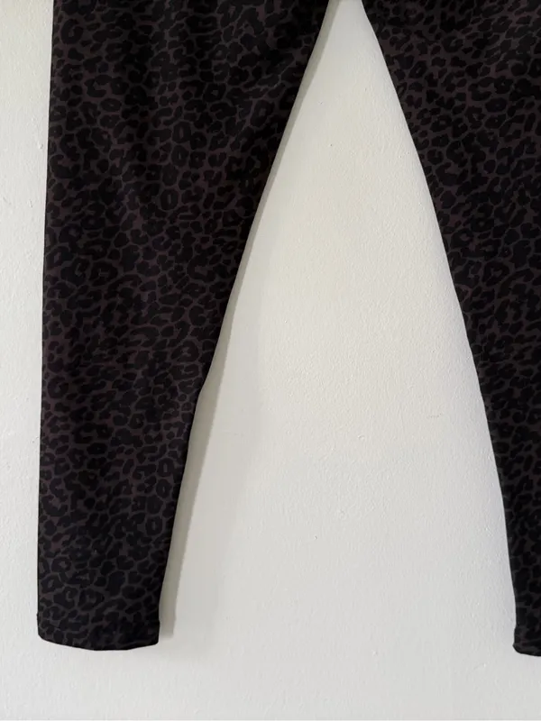 Beyond Yoga SoftMark High Waisted Midi Leggings in Espresso Leopard Size Large - Image 11