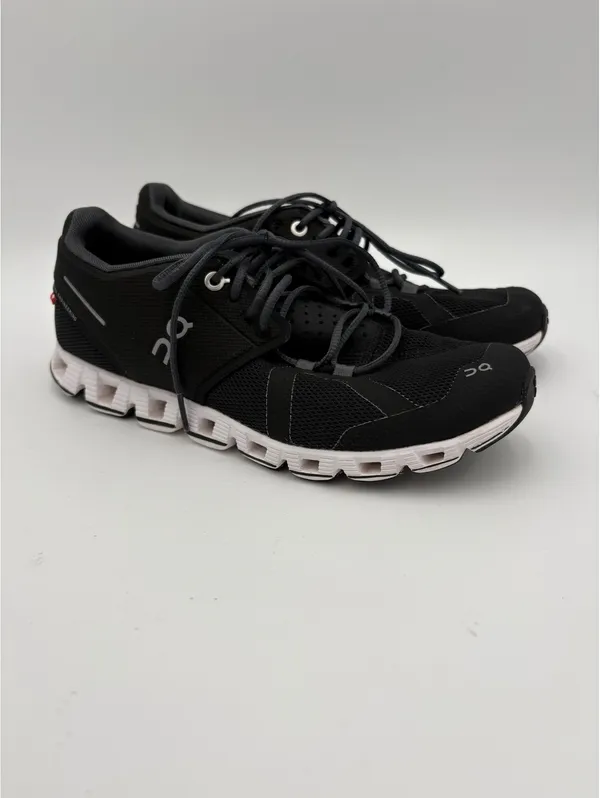 On Cloud Woman’s 7.5 Running Shoes - Excellent Condition-Running Or Casual - Image 2