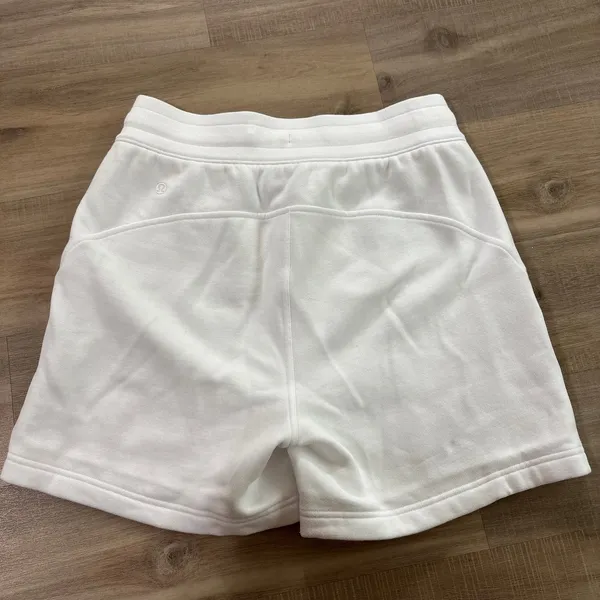 Lululemon White 5" Scuba Shorts Women Size 6 - Image 3