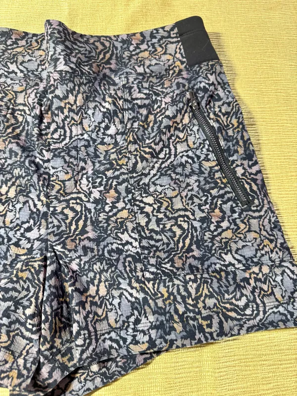 Athleta Women’s Size 10 Printed Hiking Shorts Zip Pockets Stretch Activewear - Image 6