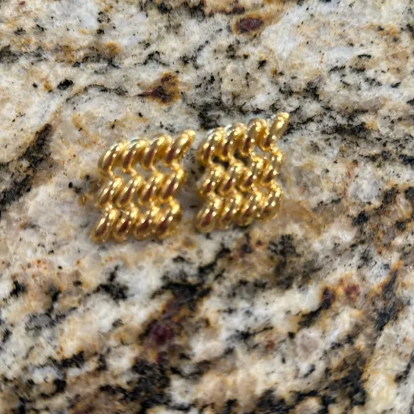 Gold post earrings - Image 3